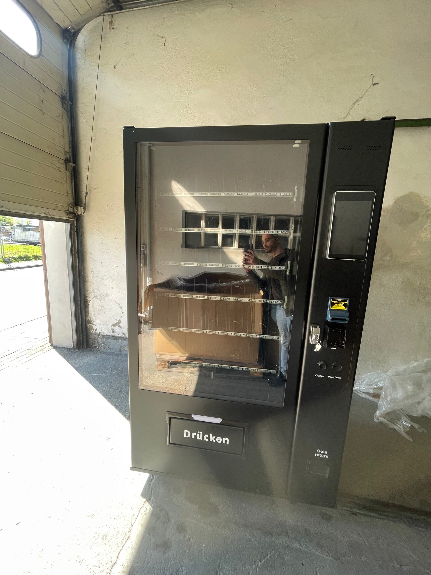 TCN Premium Snack- & Getränkeautomat | 11” Touch | Nayax | Kartenzahlung | Altersprüfung | Cloud-System