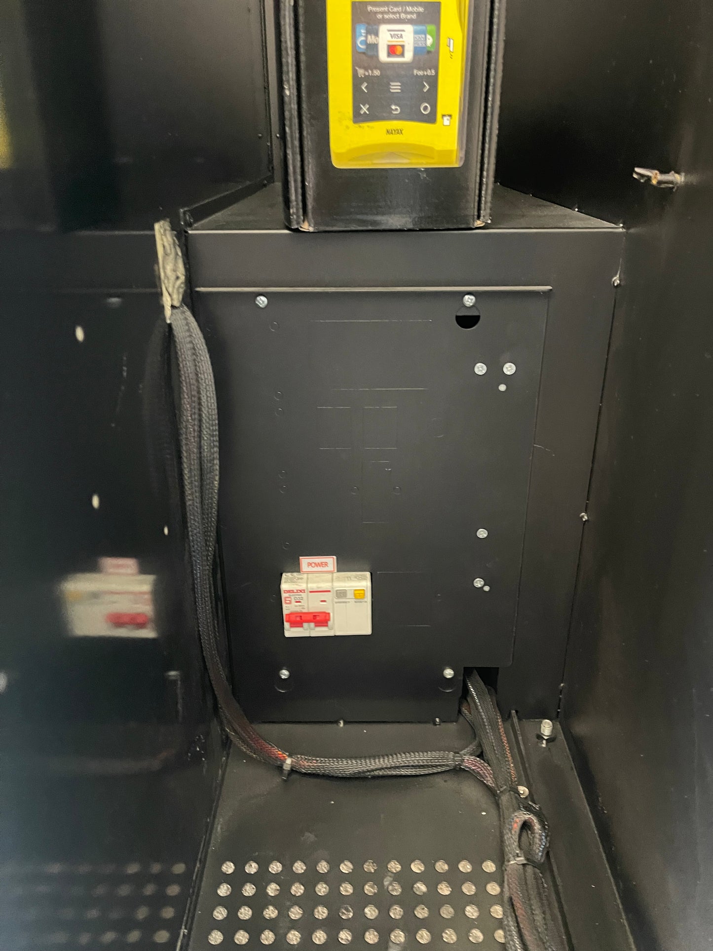 TCN Premium Snack- & Getränkeautomat | 11” Touch | Nayax | Kartenzahlung | Altersprüfung | Cloud-System