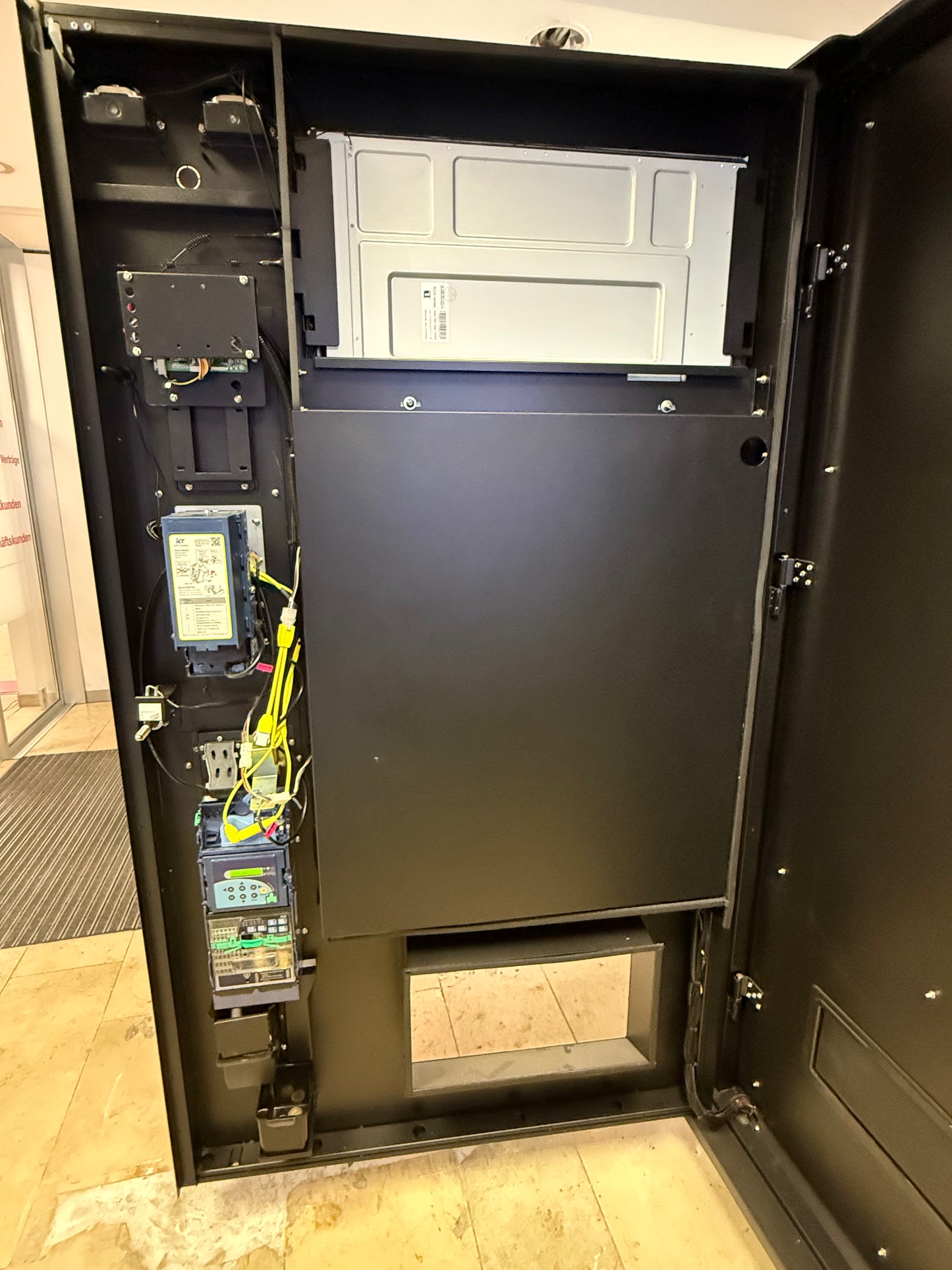 TCN Premium Verkaufsautomat | 49” Touchscreen | Snackautomat | Getränkeautomat | Nayax | Cloud | Altersprüfung