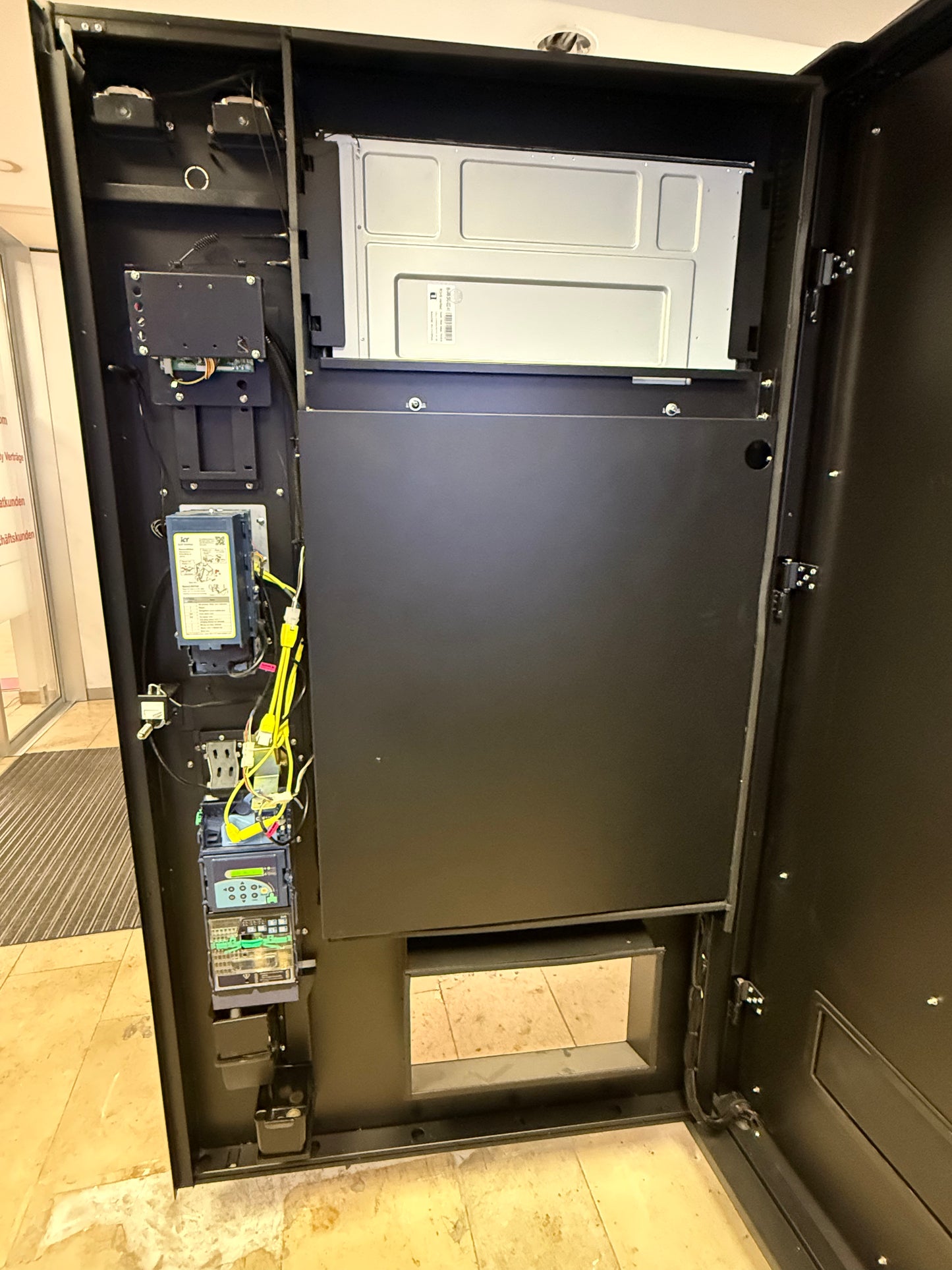 TCN Premium Verkaufsautomat | 49” Touchscreen | Snackautomat | Getränkeautomat | Nayax | Cloud | Altersprüfung