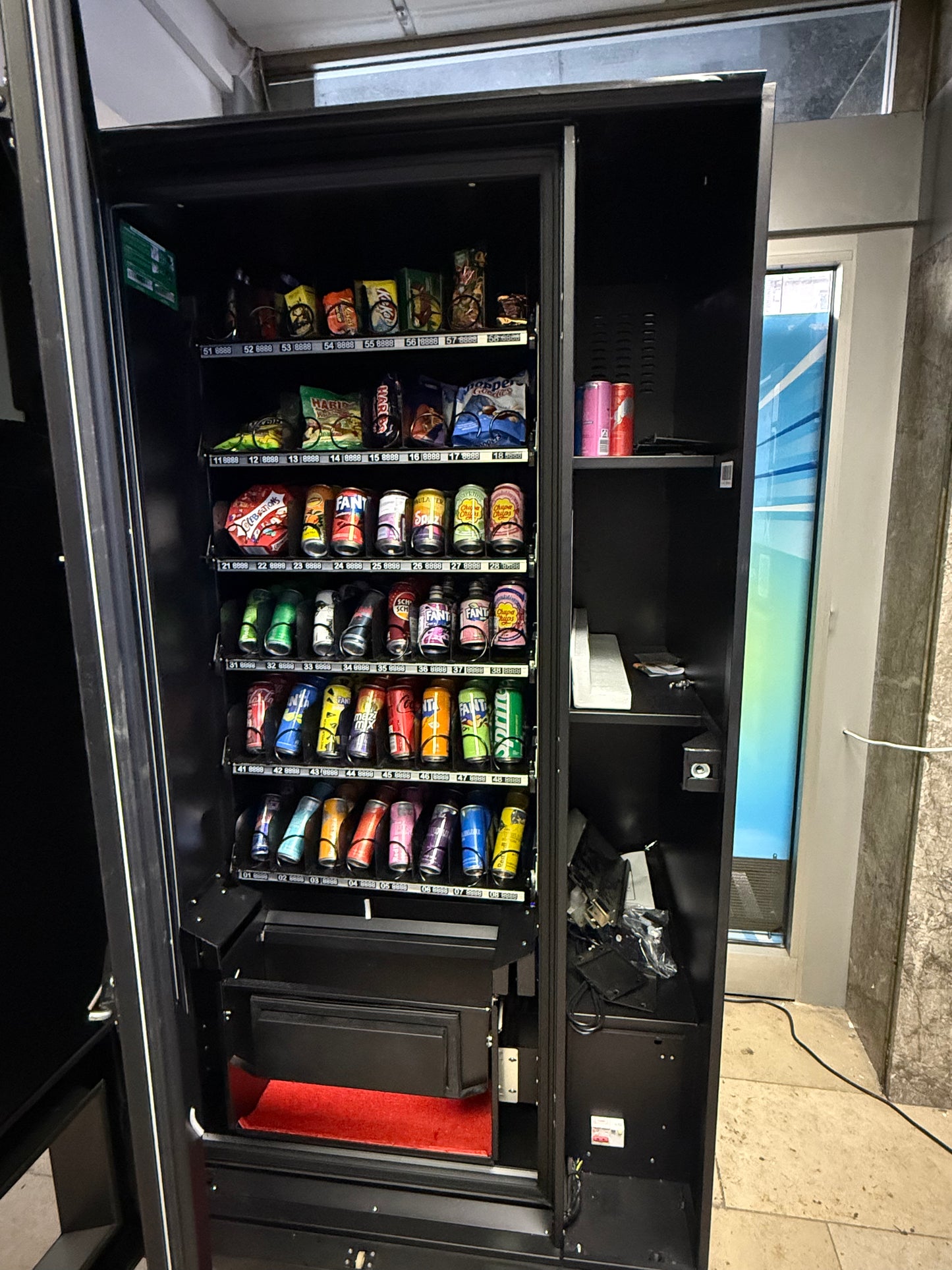 TCN Premium Verkaufsautomat | 49” Touchscreen | Snackautomat | Getränkeautomat | Nayax | Cloud | Altersprüfung