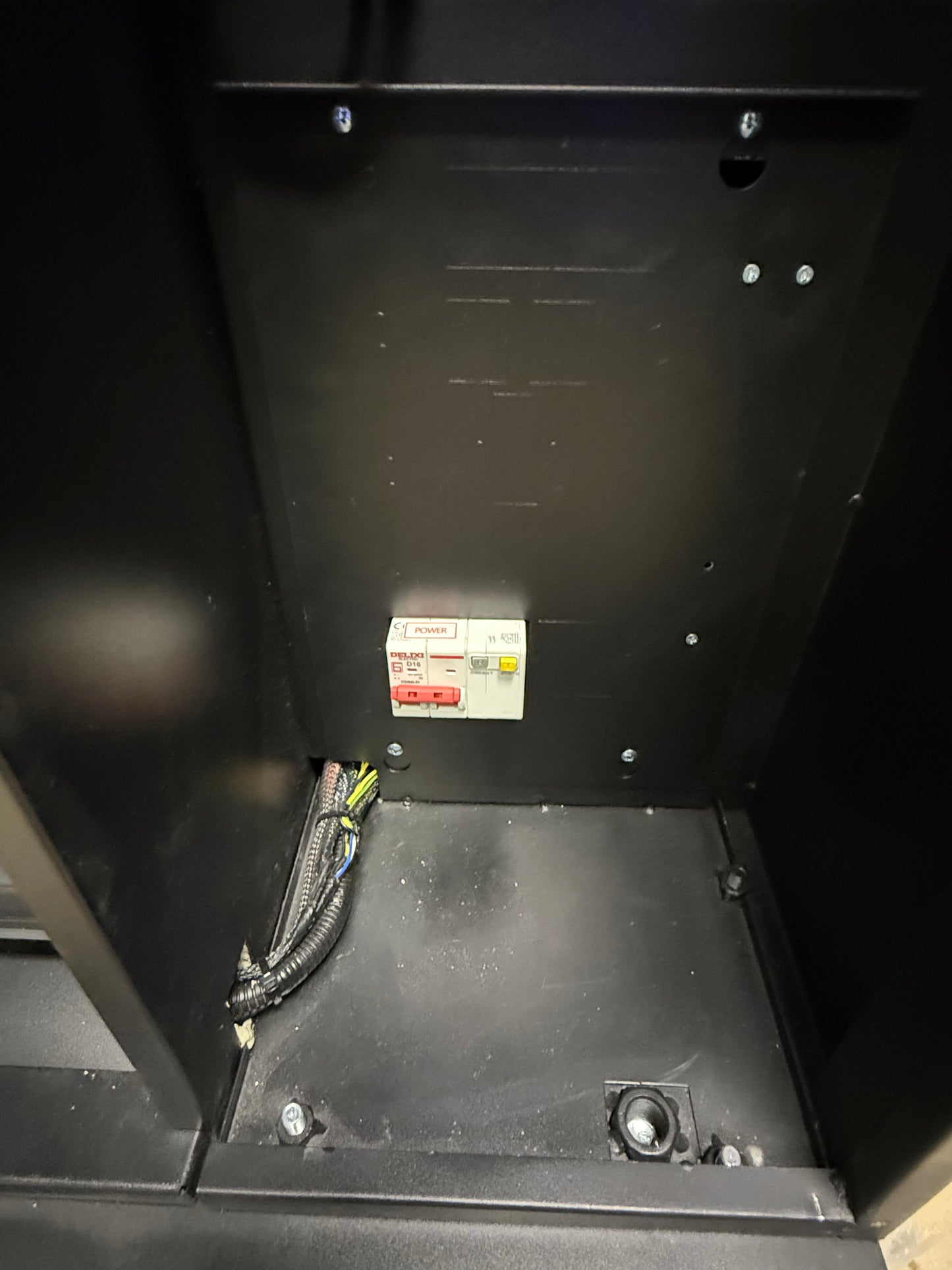 TCN Premium Verkaufsautomat | 49” Touchscreen | Snackautomat | Getränkeautomat | Nayax | Cloud | Altersprüfung